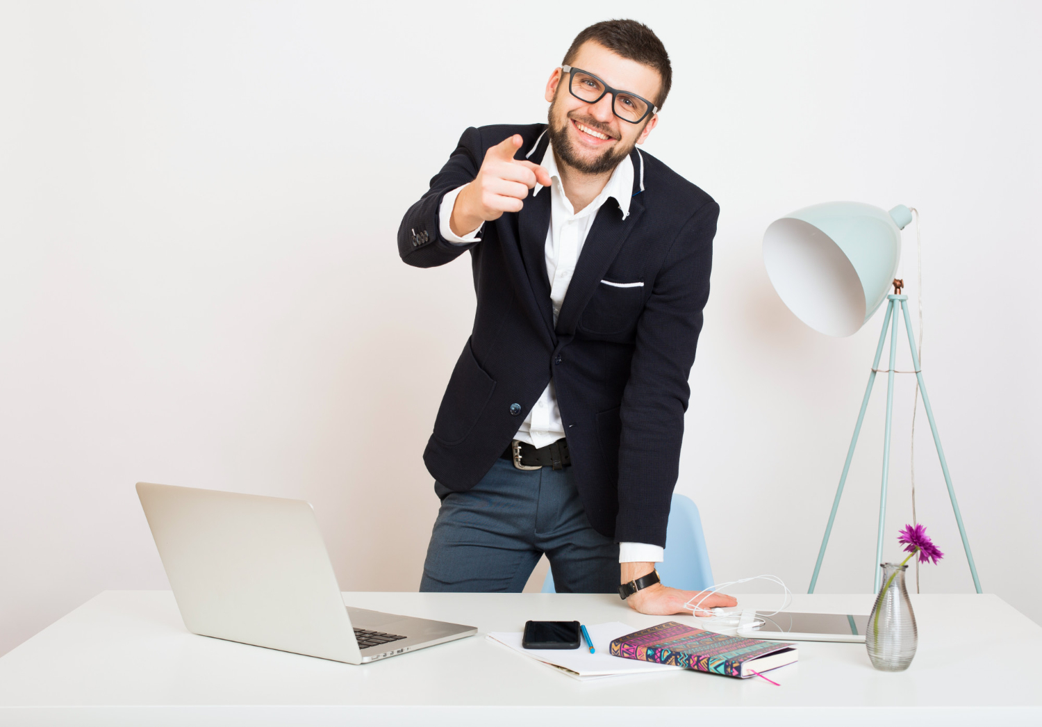 young-handsome-stylish-hipster-man-in-black-jacket-at-office-table-business-style-white-shirt-isolated-working-on-laptop-start-up-work-place-pointing-finger-smiling-happy-positive - Galeria laptopów Laptop Dell Vostro 5415 to doskonały przykład tego, co Dell oferuje swoim klientom