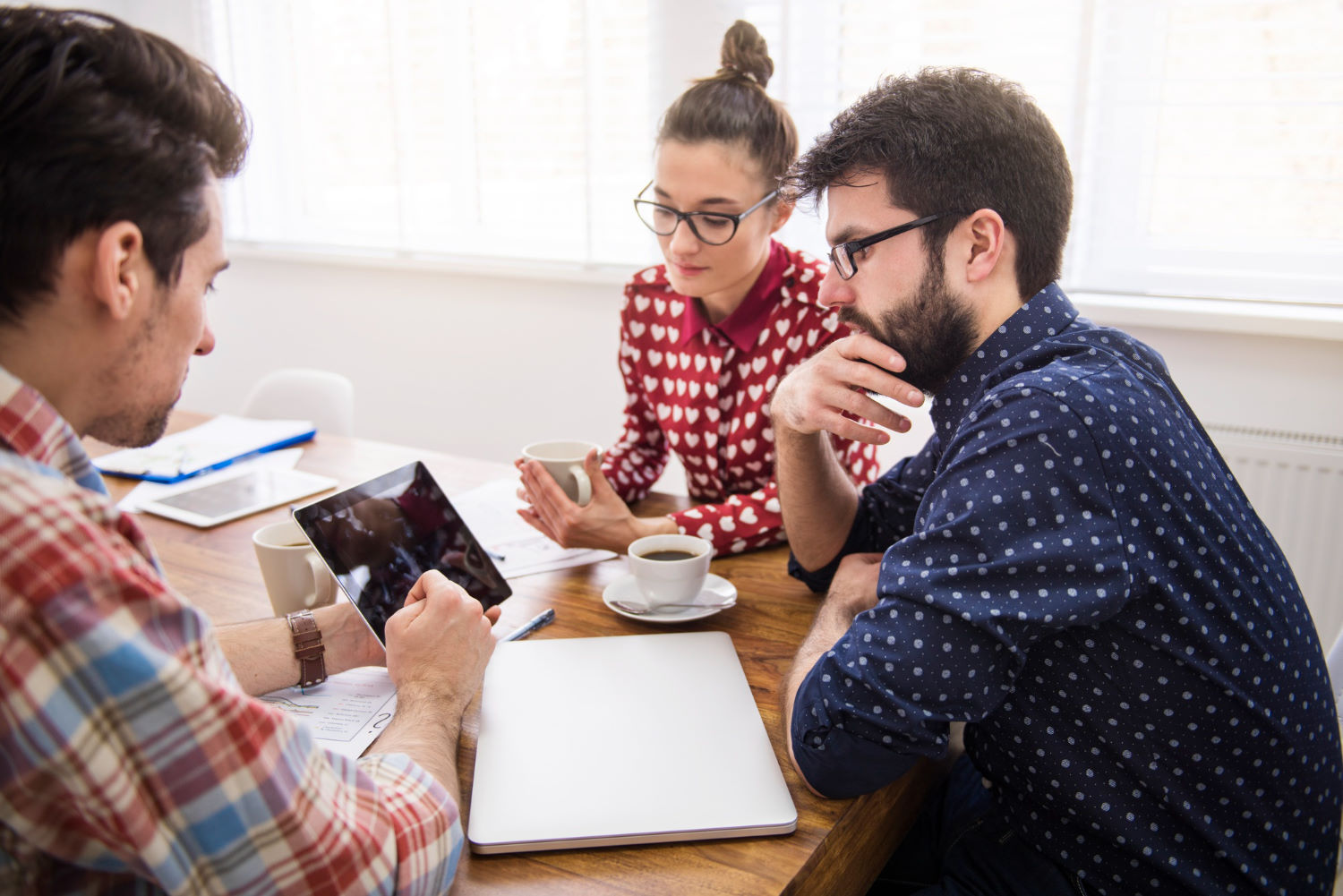 coworkers-team-working-with-a-digital-tablet (2) - Galeria laptopów Microsoft Surface Laptop Studio to cud nowoczesnej inżynierii i wzornictwa