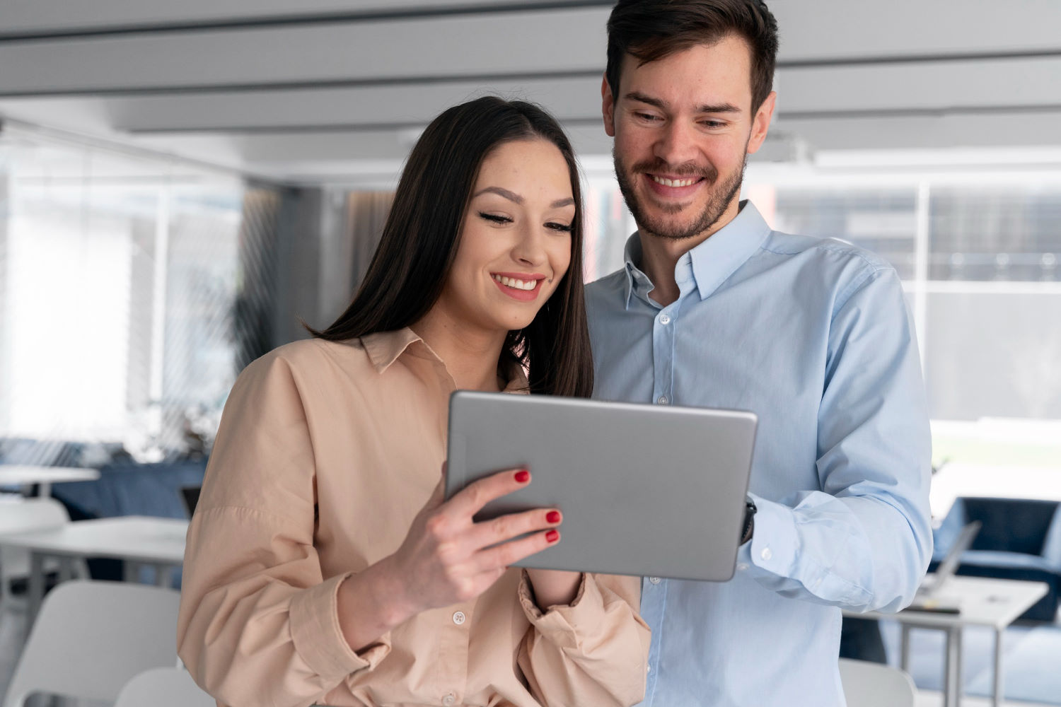 young-business-people-in-the-office-working-with-tablet (1) - Galeria laptopów Ten wygodny w użytkowaniu i poręczny komputer przenośny, to koszt wiążący się z wydatkiem, maksymalnie 2299 USD za model 13,5 cala i około 2399 USD, za jego większy wzór